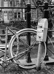 351250 Afbeelding van een parkeermeter en een kapotte fiets op de Oudegracht te Utrecht.